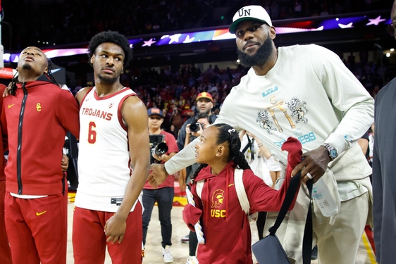 Bronny James not thinking of playing with his dad, he'd be happy getting to NBA